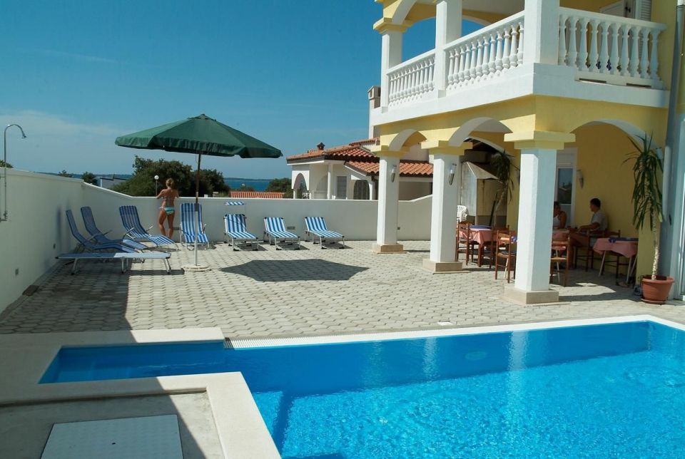 original_1657018845_istria-rooms-with-pool-courtyard-2-l.jpg