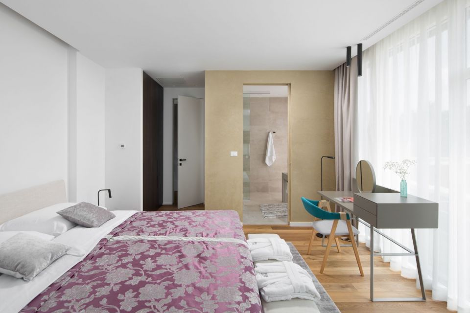 original_1680878486_bedroom.jpg