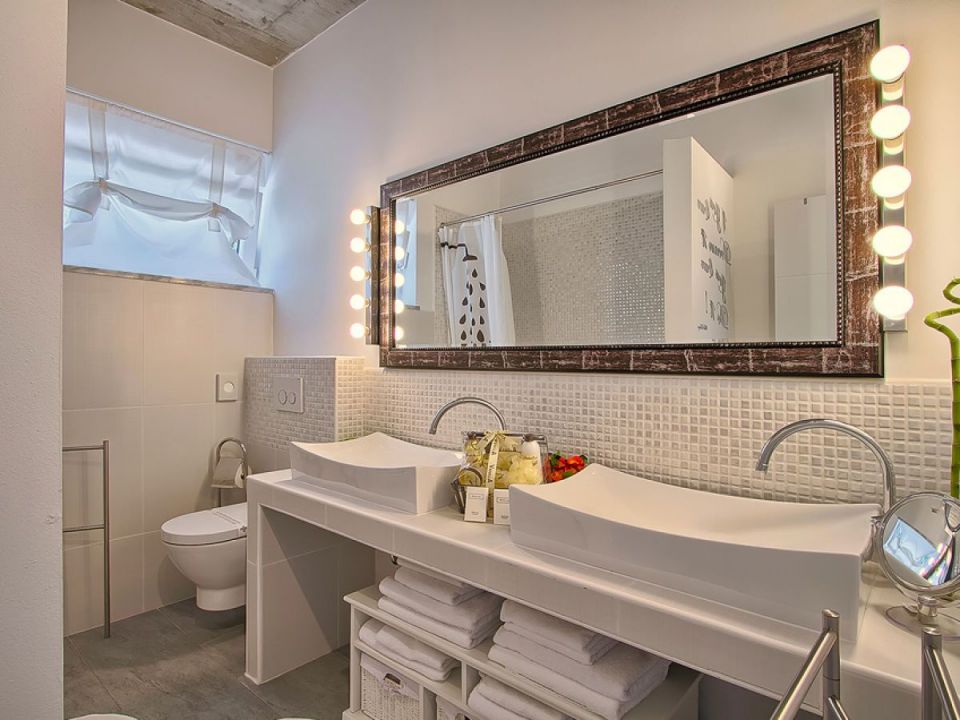 original_1574257555_wonderful-bathroom-with-two-basins-and-large-mirror.jpg