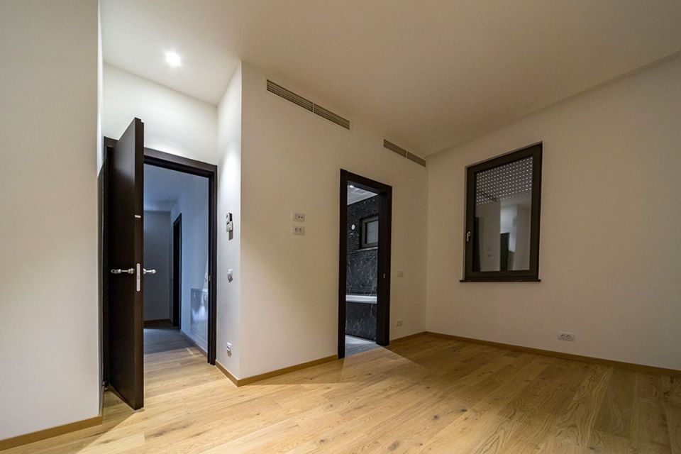 original_1732201946_villa-riviera-appartement-entrance-compressor.jpg