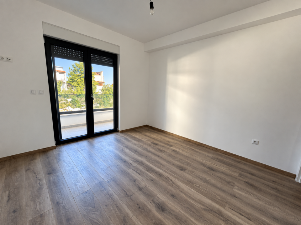 original_1790936455_sunlit-empty-room-with-balcony-doors.png