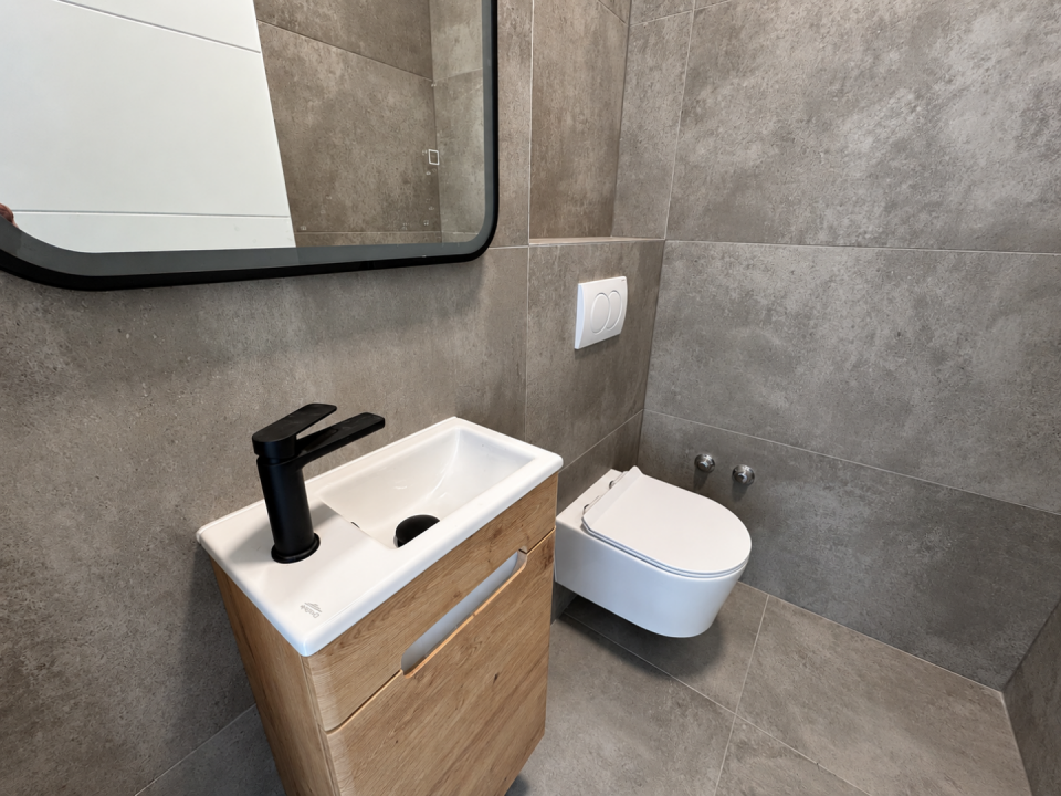 original_1790938553_minimalist-gray-tile-bathroom-corner.png
