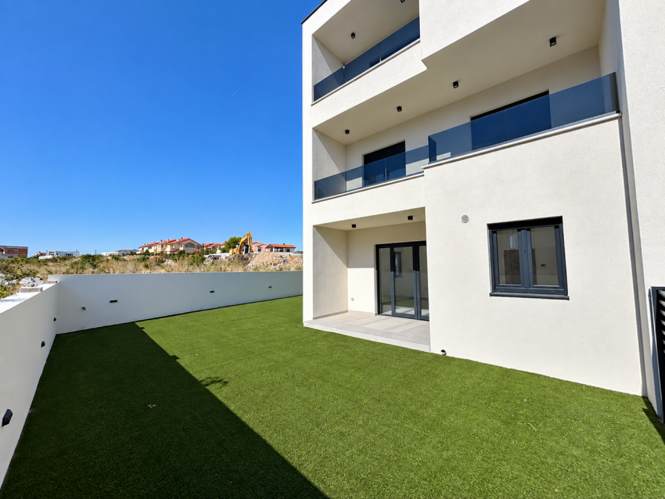 original_1790938631_modern-white-apartment-with-sunny-garden.png
