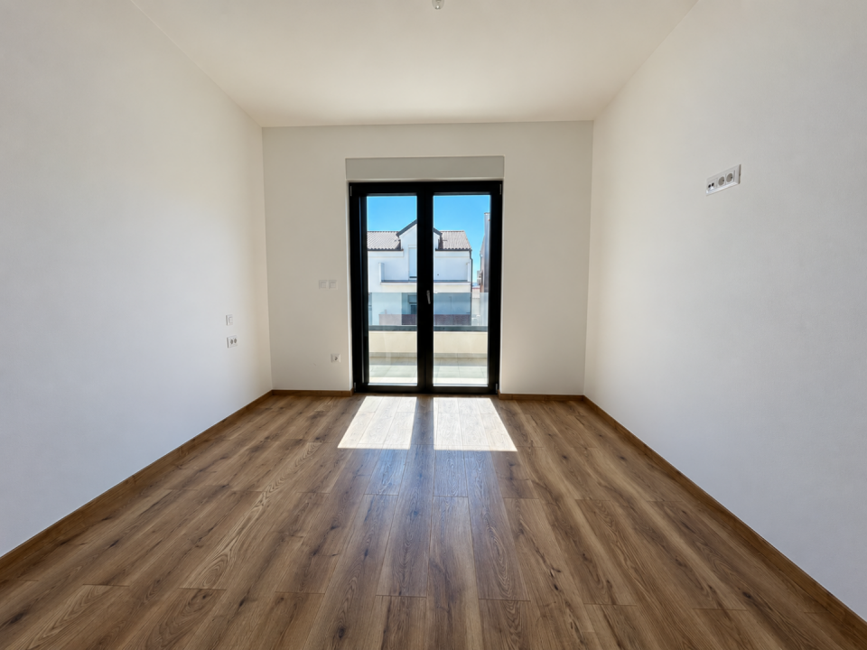 original_1790938659_sunlit-minimalist-room-with-balcony-door.png