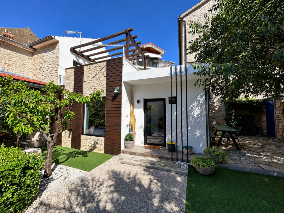 original_1790929360_sunlit-mediterranean-courtyard-entrance.png