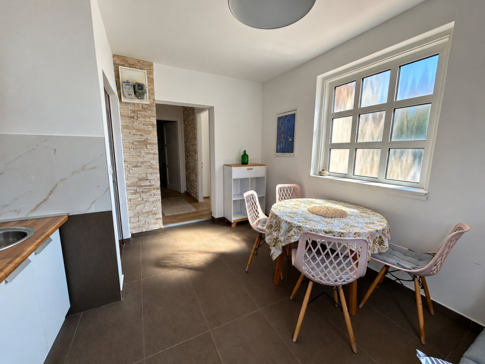 original_1790929383_sunlit-modern-dining-nook-and-hallway.png