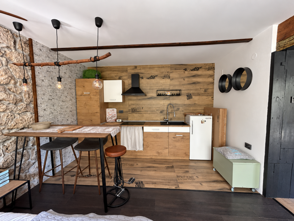 original_1790929594_rustic-modern-kitchenette-with-pendant-lights.png