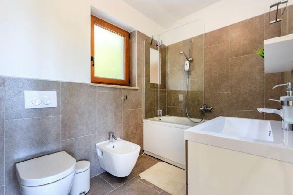 original_1738156806_bathroom-villa-marron.jpg