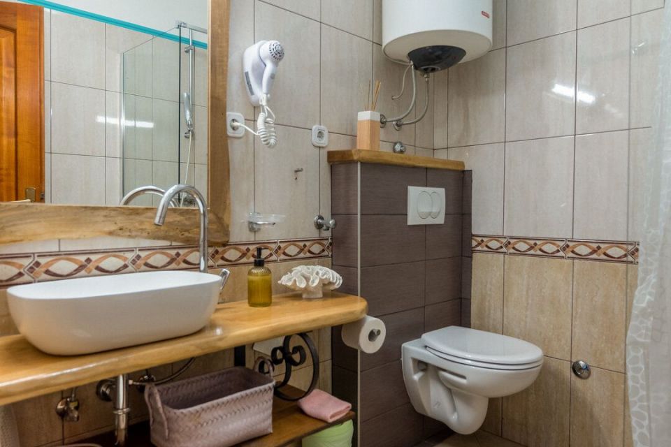 original_1744022147_1_bathroom-close-seat.jpg