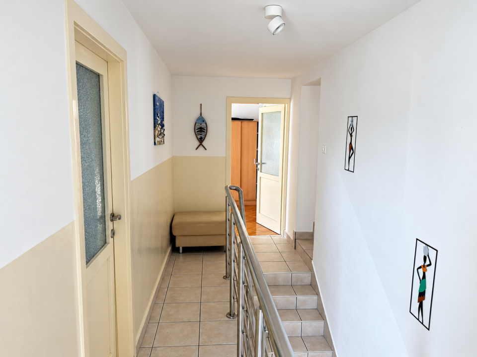 original_1791203874_bright-neutral-hallway-with-open-doorway.png
